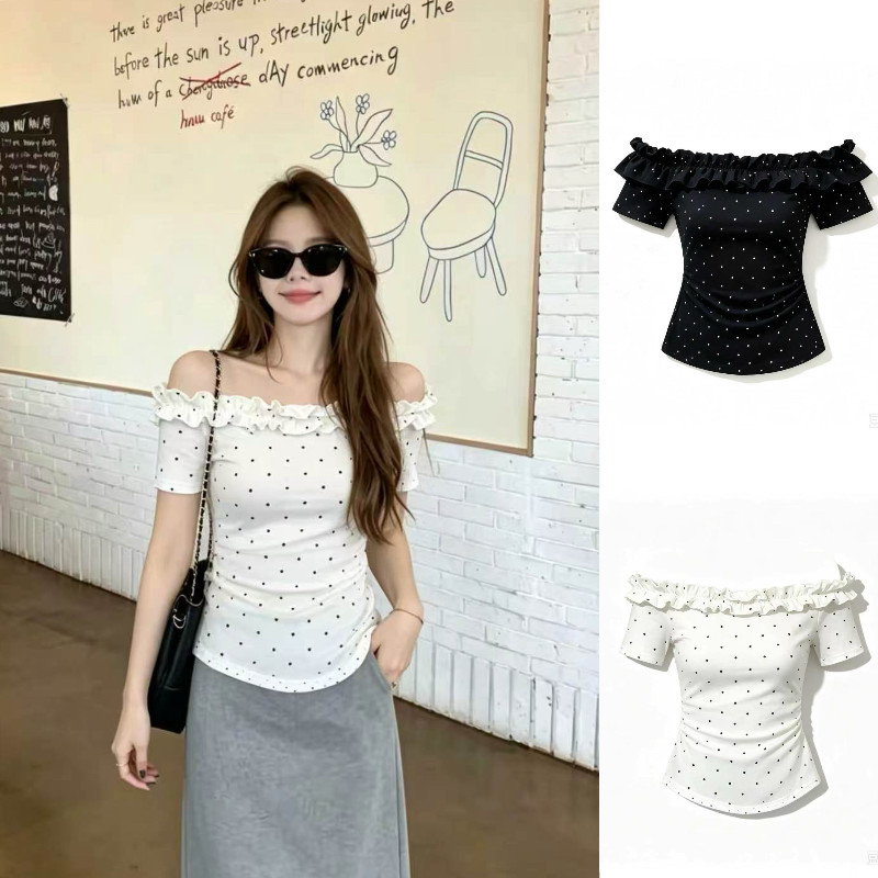 Yoka  เสื้อยืดผู้หญิง 2026 ฤดูร้อน ดีไซน์เปิดไหล่ระบาย แขนสั้น ลายจุด ทรงตรง