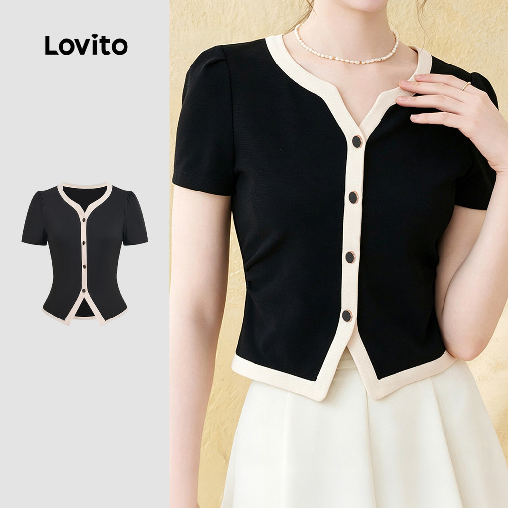 (New Arrival) Lovito เสื้อยืดผู้หญิงสีดําขาวคอปกลายตัดต่อสีหน้ากระดุมเก๋ไก๋ช่วงสปริง/ฤดูร้อน L199ED499