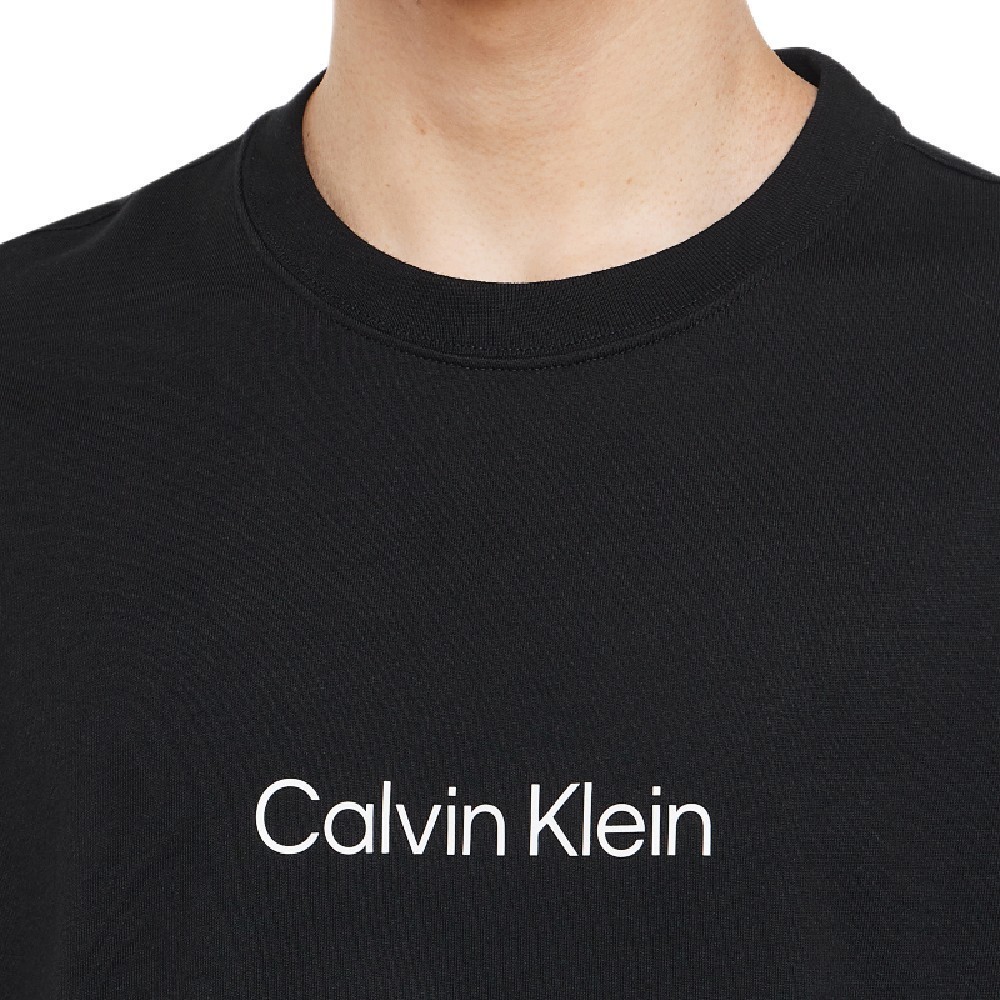 CALVIN KLEIN เสื้อยืดคอกลมแขนสั้นผู้ชาย Standard Logo ทรง Relaxed รุ่น 40HM228 UB1 - สีดำ รูปที่ 4