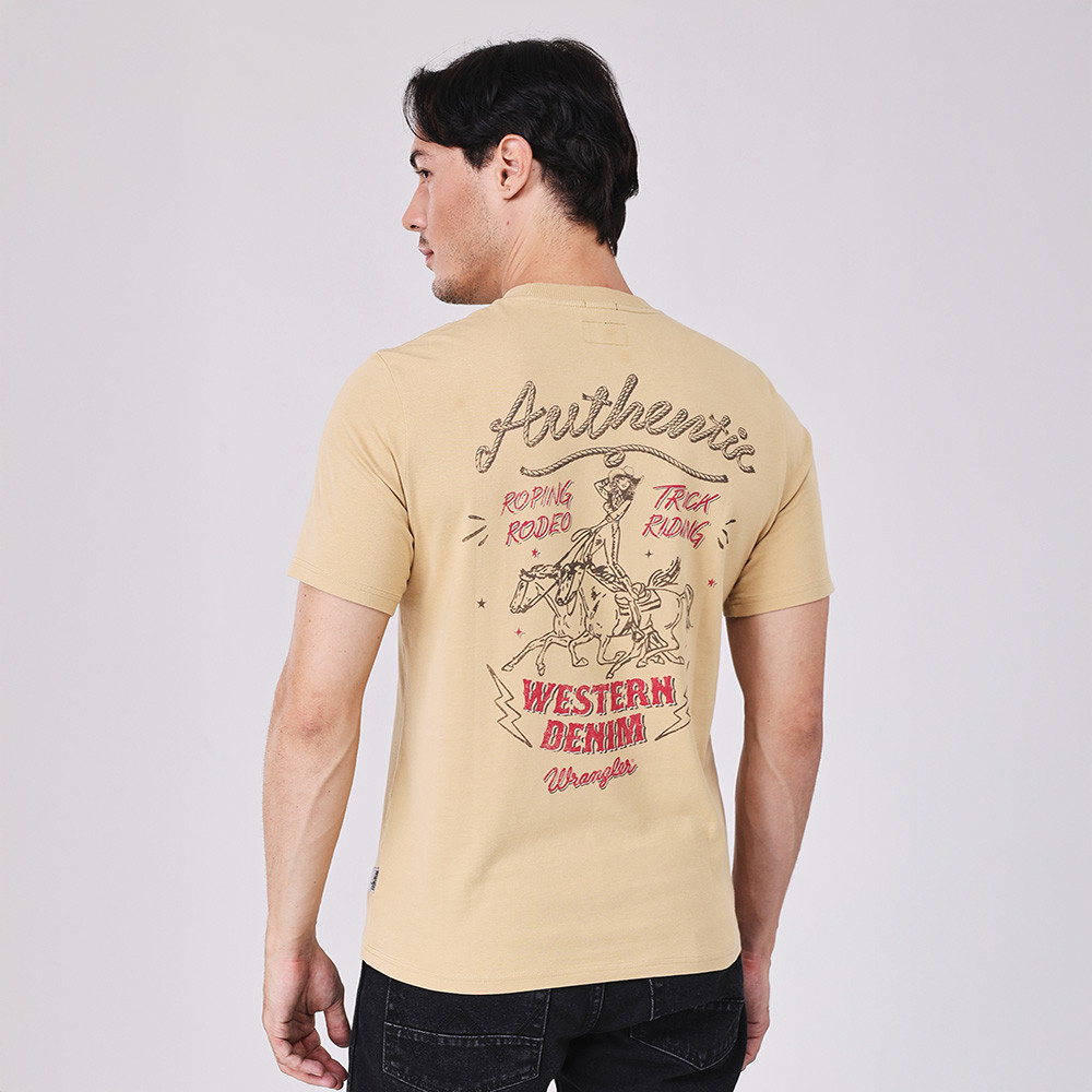WRANGLER เสื้อยืดแขนสั้นผู้ชาย คอลเลคชั่น Beyond Indigo รุ่น WR S326MTSSN46 สีน้ำตาล — صورة 4