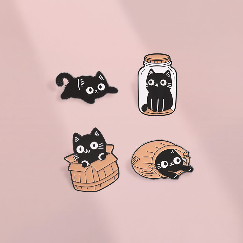 น่ารักแมวดําซ่อนในกล่องกระเป๋า Jar เข็มกลัดเคลือบชุดการ์ตูน Kitty สี่ ชิ้น Badge สําหรับเสื้อผ้ากระเป๋าเป้สะพายหลังอุปกรณ์เสริมของขวัญ