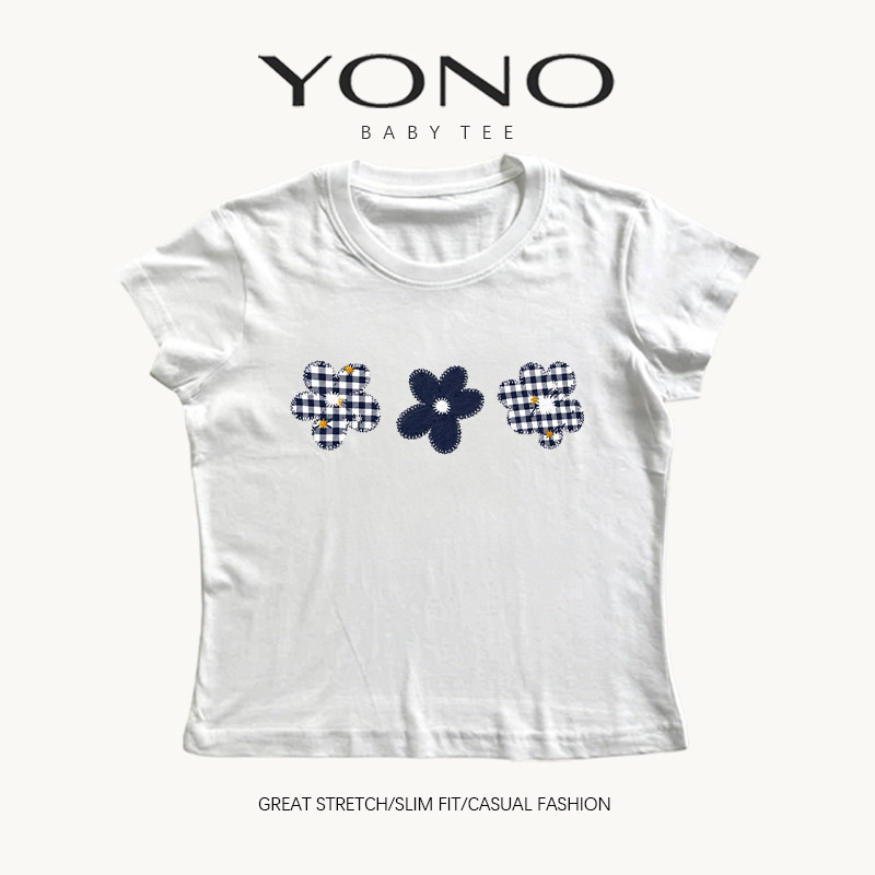 (พร้อมส่ง24ชม.) YONO baby tee สีขาว ลายดอกไม้ตารางสีน้ำเงิน 3 ดอก ทรงเข้ารูป สไตล์เกาหลี y2k