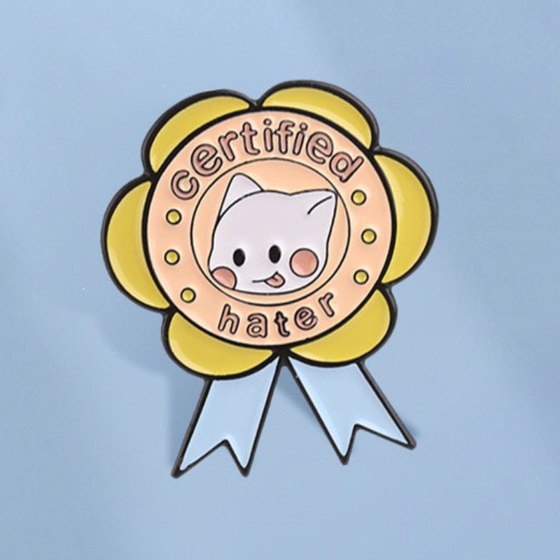 Certified Hater Cat Medal เคลือบ Pin แมวน่ารักริบบิ้นเข็มกลัดป้ายกระเป๋าเป้สะพายหลังอุปกรณ์เสริมของขวัญสําหรับเพื่อน