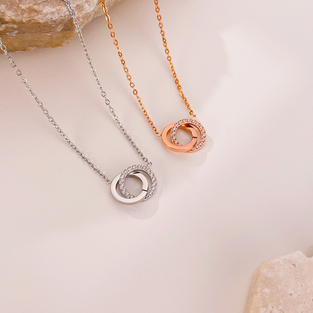 OPK Double-Ring Diamond-Inlaid Interlocking อารมณ์เรียบง่าย Rose Gold-Plated สร้อยคอสุภาพสตรี Clavic