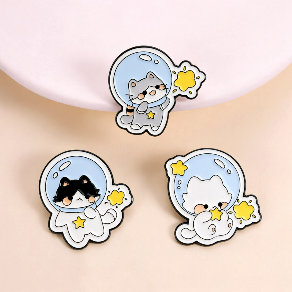 ป้ายแมวอวกาศน่ารักน่ารักนักบินอวกาศลูกแมวเคลือบ เข็มหมุด กระเป๋าเป้สะพายหลังสร้างสรรค์หมวกอุปกรณ์เสริมของขวัญที่สมบูรณ์แบบสําหรับคนรัก น่ารัก