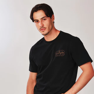 WRANGLER เสื้อยืดแขนสั้นผู้ชาย คอลเลคชั่น Wrangler Legends รุ่น WR S126MTSSN29 สีดำ