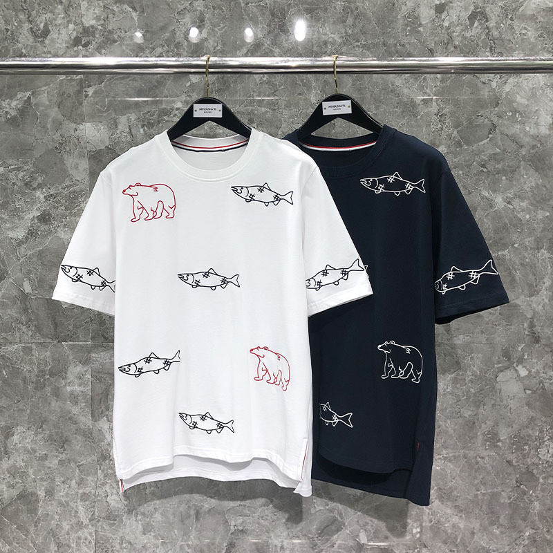6EER thombrowne รอบคอแขนสั้นปลาหมีปักลายผ้าฝ้ายแท้ระบายอากาศผู้ชายผู้หญิงสไตล์เดียวกันเสื้อยืดแขนห้า