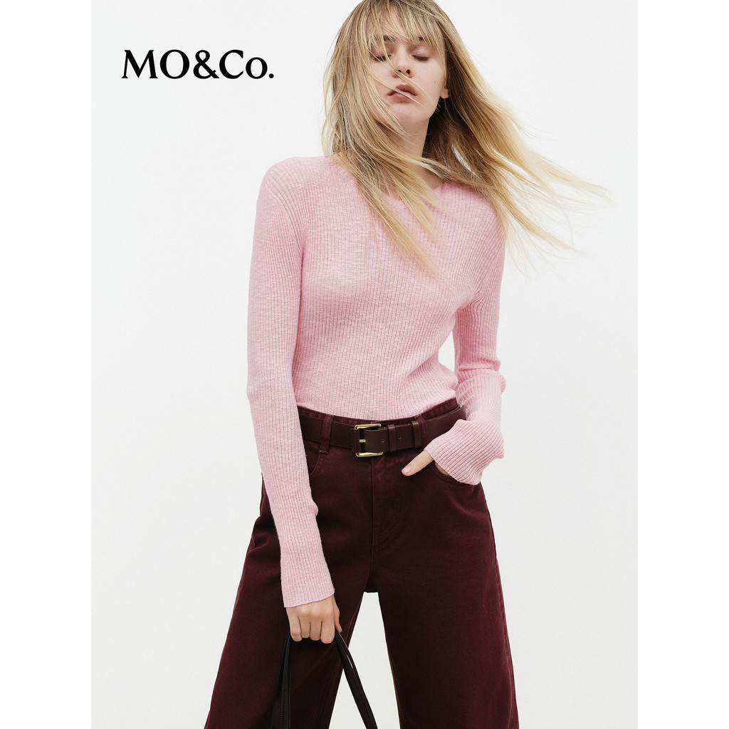 MOCO เสื้อไหมพรม 2026 ฤดูใบไม้ผลิผลิตภัณฑ์ใหม่ Slub เนื้อผ้าฝ้ายรู้สึก Slim-fit ตื้น V คอสโลแกนทอ Ma