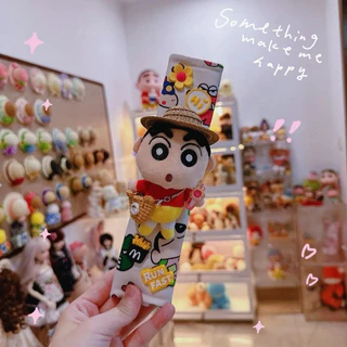 1pcs ดินสอสี ชินจัง เข็มขัดนิรภัยรถยนต์ฝาครอบป้องกันตัวละครอะนิเมะน่ารักตกแต่งเข็มขัดนิรภัยไหล่ปกหญิงอุปกรณ์เสริมในรถยนต์