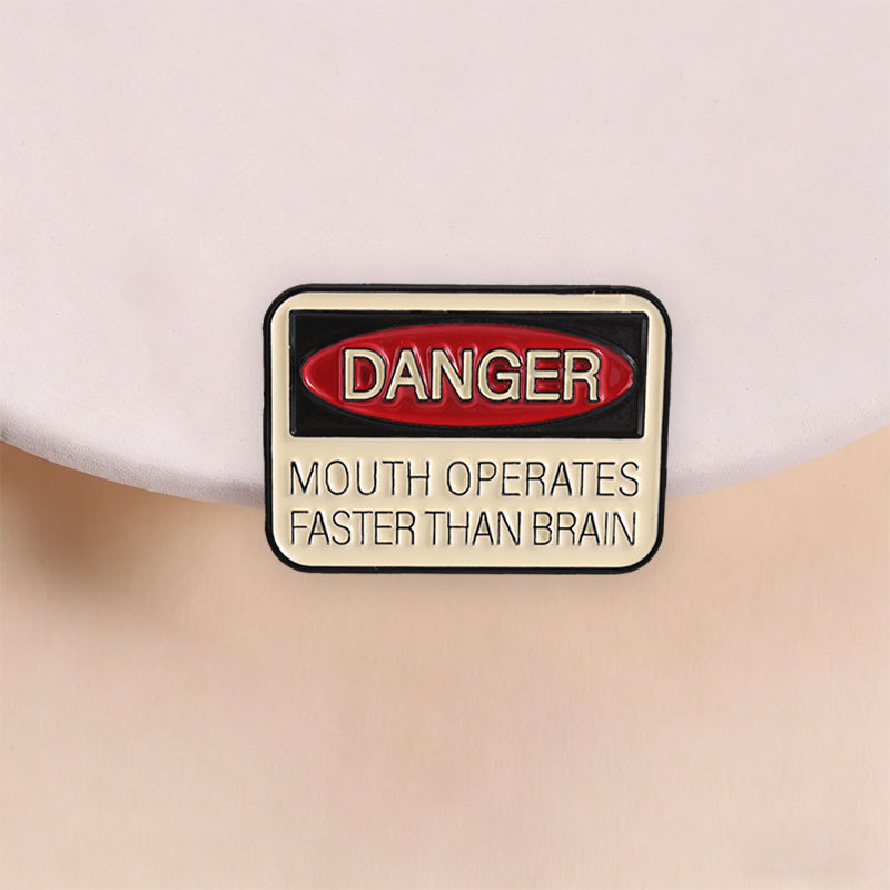 Retro Danger ป้ายคําเตือนเคลือบ Pin Danger ปาก Operates Faster กว่าสมอง ตลกคําคมเข็มกลัดอินเทรนด์ชุดอุปกรณ์เสริม