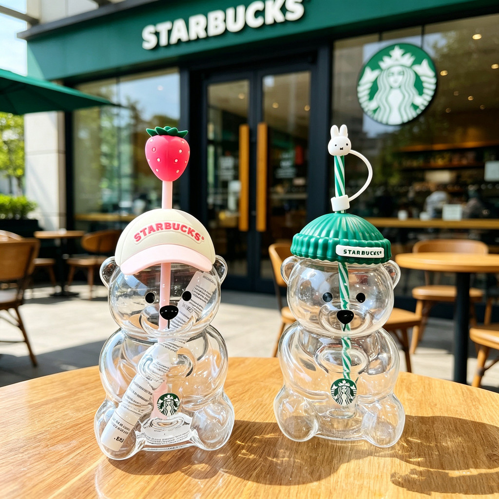 Ins Starbucks Bear ถ้วยฟางแก้ว หมวกสตรอเบอร์รี่ ถ้วยน้ํามูลค่าสูง 591ml ถ้วยเครื่องดื่มฤดูร้อนน่ารักพร้อมฝาปิด
