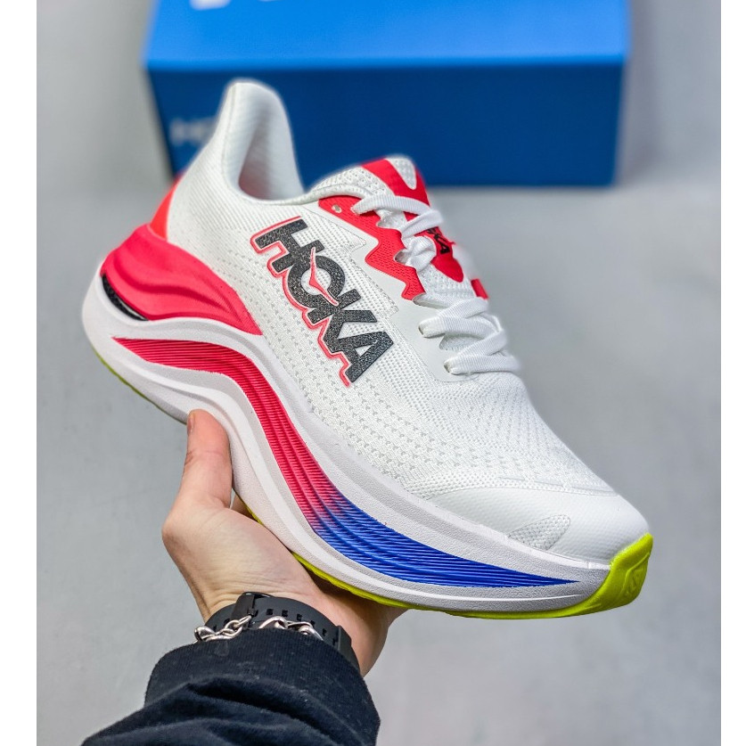 HOKA SKYWARD X รองเท้าวิ่งลําลองสําหรับบุรุษและสตรีรองเท้าผ้าใบพื้นหนาน้ําหนักเบาพิเศษ DGJR