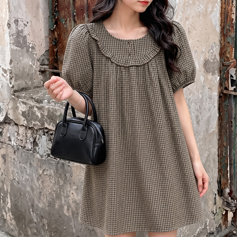Vonda ผู้หญิงเกาหลี Girlish Comfort Retro ลายสก๊อตทอตกแต่งปุ่มเดียวรอบคอ Peter Pan Collar พัฟแขนสั้น Ruffle หลวมชุดสาย — صورة 5