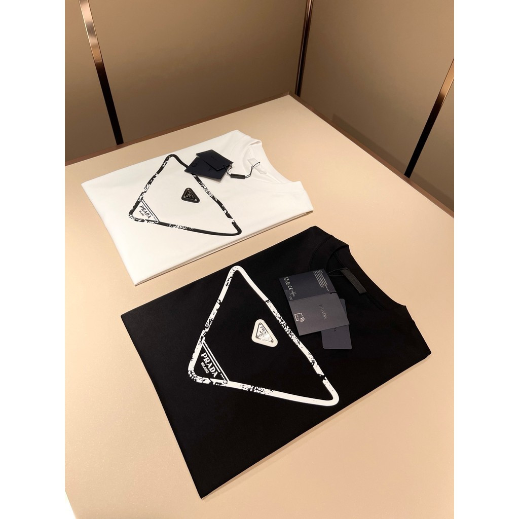 Prada/Prada 2026 เสื้อยืดคอกลมแขนสั้นสไตล์คู่ผู้ชายอารมณ์เรียบง่ายสไตล์ขายดี Street Wear Commuter ฤด