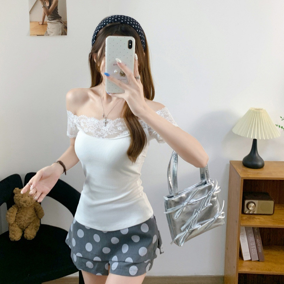 [สินค้าพร้อมสต็อก จัดส่งในวันเดียวกัน] 8520#夏季新款纯欲风蕾丝拼接一字肩短袖T恤女修身固定带胸垫上衣