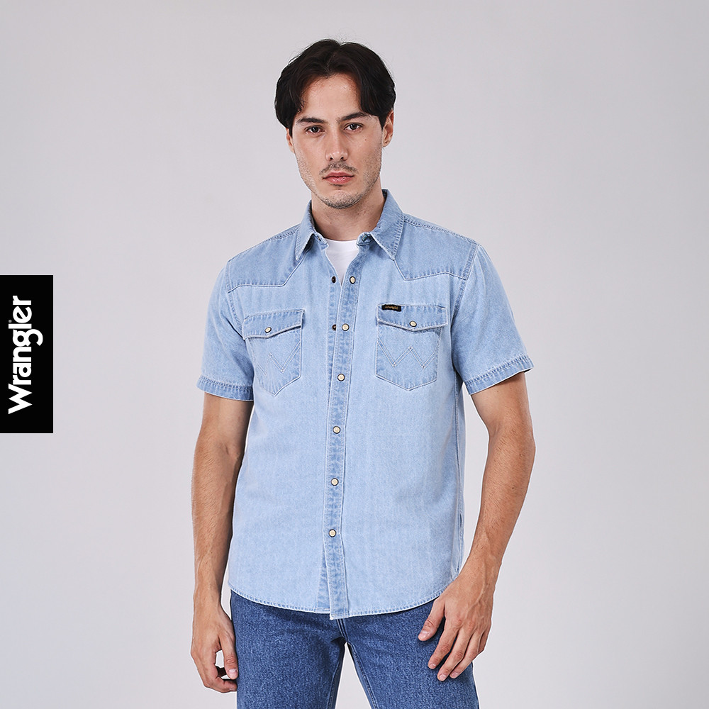 WRANGLER เสื้อเชิ้ตแขนสั้นผู้ชาย คอลเลคชั่น Beyond Indigo รุ่น WR S326MSHSN38 สียีนส์อ่อน
