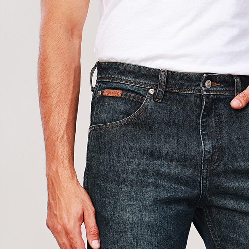 WRANGLER กางเกงยีนส์ผู้ชาย คอลเลคชั่น Wrangler Legends เอวกลาง ทรงตรง รุ่น WR S226MTEXN08 สียีนส์กลาง — صورة 4