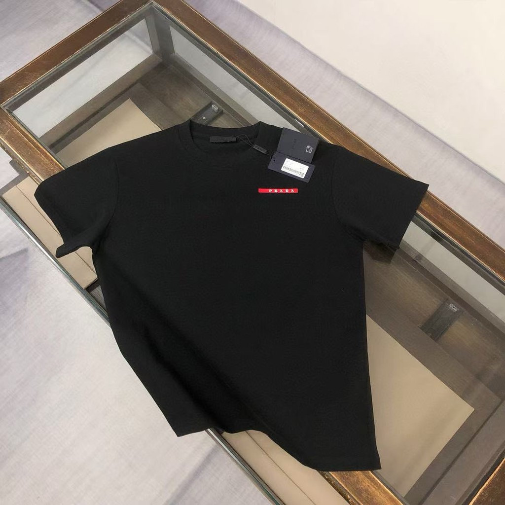 Prada/Prada 2026 คลาสสิกรอบคอแขนสั้นเสื้อยืดผู้ชายผู้หญิงเรียบง่าย Basic High-End ภายใน Co-Branded ญ