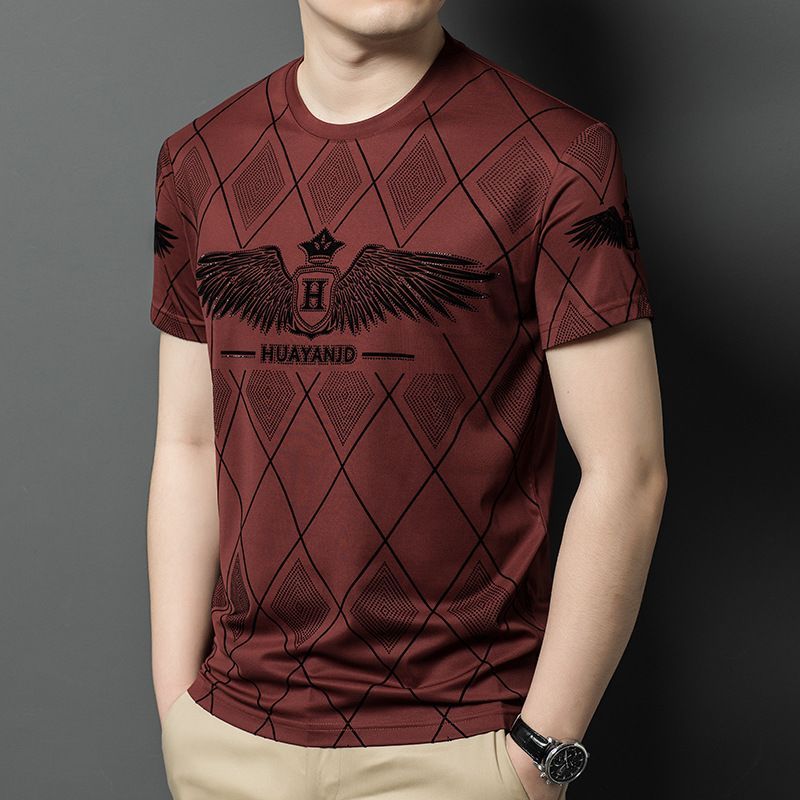แสงหรูหราฤดูร้อนผู้ชายเสื้อยืดแขนสั้นน้ําหนักเบาเยาวชนครึ่งแขนรอบคอผ้าไหมน้ําแข็ง High-End เสื้อยืดอ