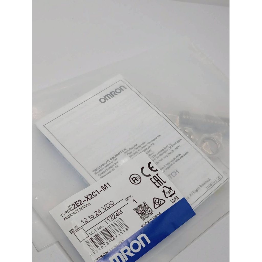 E2E-C04SR8-WC-B1-1  Proximity Sensor เซ็นเซอร์ตรวจจับระยะใกล้ ระยะในการตรวจจับ 0.8 mm. 2M, DC 3-wire