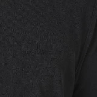 CALVIN KLEIN เสื้อยืดคอกลมแขนสั้นผู้ชาย ผ้า Pique T-Shirt ทรง Regular รุ่น 4LD298G UB1 - สีดำ