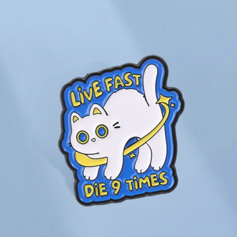 Live Fast Die 9 ครั้งแมวเคลือบ Pins ตลก Meme แมวสีขาวเข็มกลัด Lapel Badges กระเป๋าเป้สะพายหลังอุปกรณ์เสริมของขวัญสําหรับเพื่อน