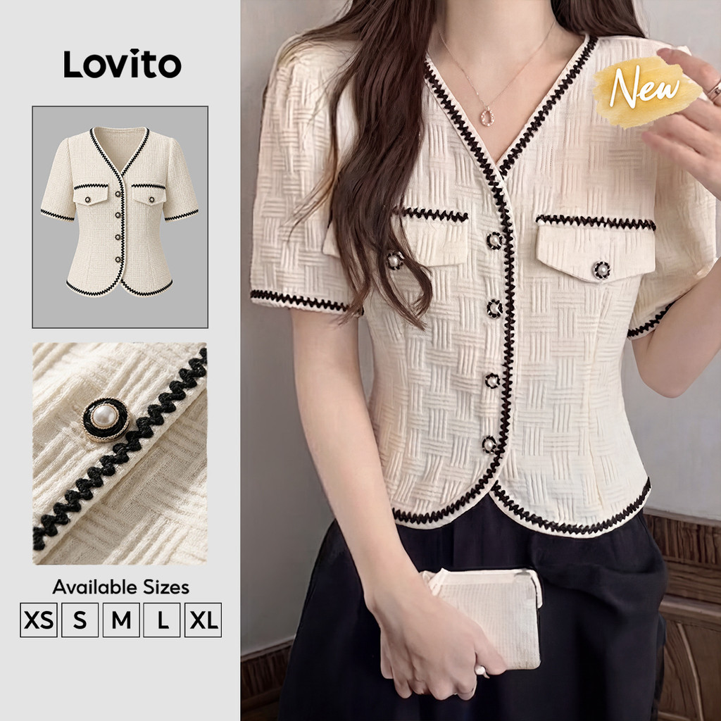(New Arrival) Lovito เสื้อยืดผู้หญิง ผูกสีตัดกัน แบบแจ็คการ์ด ปุ่ม สไตล์เอเลแกนต์ สีแอปริคอต ฤดูใบไม