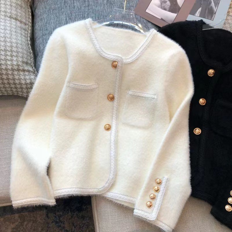 aiiz cardigan เสื้อสเวตเตอร์ถักคอกลมสำหรับผู้หญิง เสื้อสเวตเตอร์ถักขนมิงค์สีขาวกระดุมทองสไตล์ฝรั่งเศ