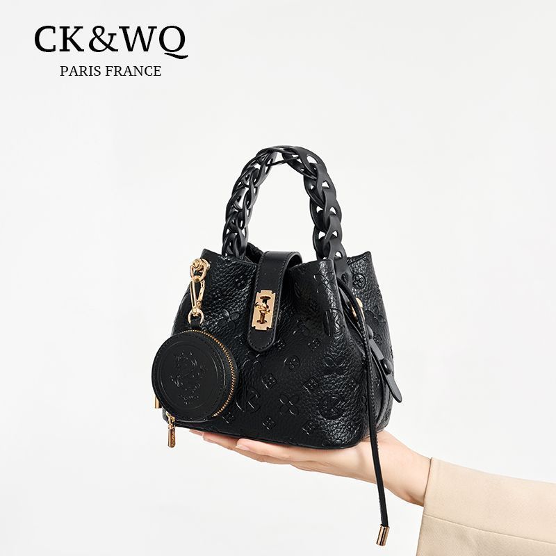 【CK&WQ】กระเป๋าสะพายข้างแบรนด์เนม PU ลายสตั๊ด แฟชั่นคนทำงาน หญิงวัยเรียน (16x12x14cm)