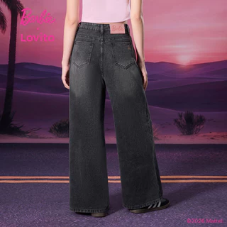 (New Arrival) Barbie™ X Lovito กางเกงยีนส์สีดำผู้หญิง ฤดูใบไม้ผลิ/ร้อน เอวกลาง ขาตรง ปักลาย กระดุมและกระเป๋า เกาหลี อินเทรนด์ LBL5AD054