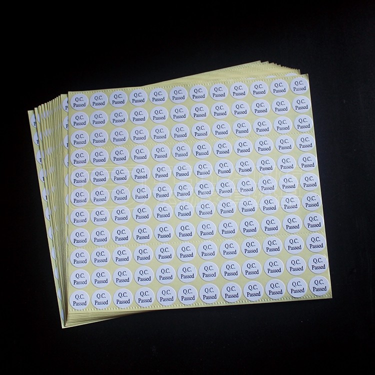 พื้นหลังสีขาวตัวอักษรสีดํา QC สติกเกอร์ QC.PASSED ป้ายคุณภาพรอบ QC Self-กาว 13 มม. 1980 ชิ้น
