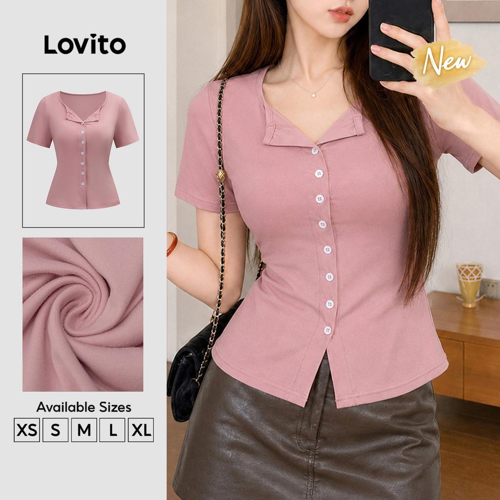Lovito เสื้อยืดผู้หญิงสีชมพูอ่อน ลำลอง สีพื้นเรียบ แขนสั้น คอรูปตัวยู กระดุมด้านหน้า กระดุมด้านหน้า 