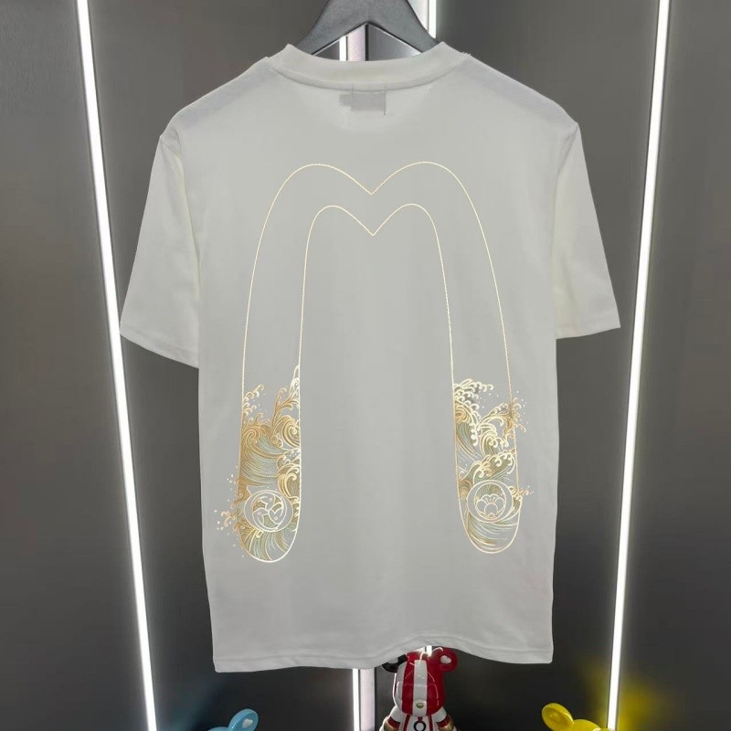 เสื้อยืดสีขาวบริสุทธิ์ ออกแบบใหม่ กับคลื่นปิดขอบด้านบนประดับด้วยลายละเอียดงานฝีมือ