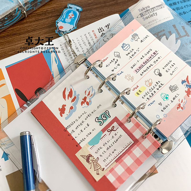 Zhuo Dawang [Azhu Goldfish Soda m5A7 สมุดโน๊ตแบบหลวม] ตกแต่งแบบพกพาแบบพกพาขนาดเล็ก A8 Notepad คู่มือหน้าด้านใน 12 จี้น่ารักแยกหน้า Backing Board 120g กระดาษคราฟท์หนา