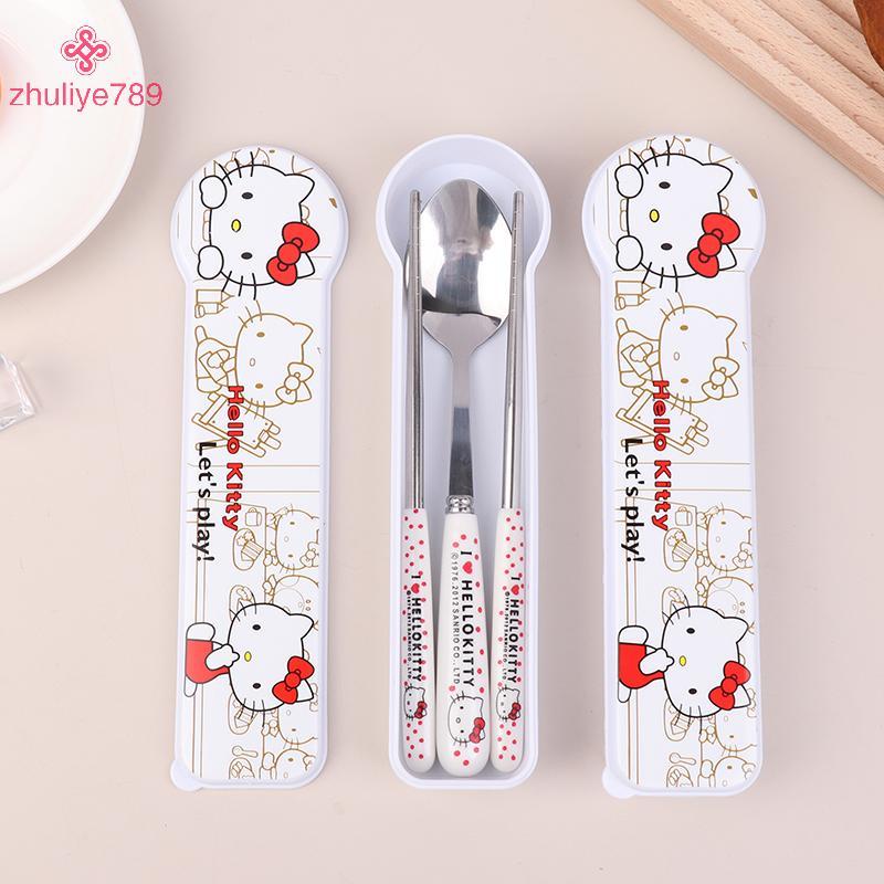 SANRIO <zhuliye789>Kawaii Hello Kittyตะเกียบช้อนส้อมSanrio KTแมวบนโต๊ะอาหารชุดแบบพกพาอาหารเย็นสําหรั