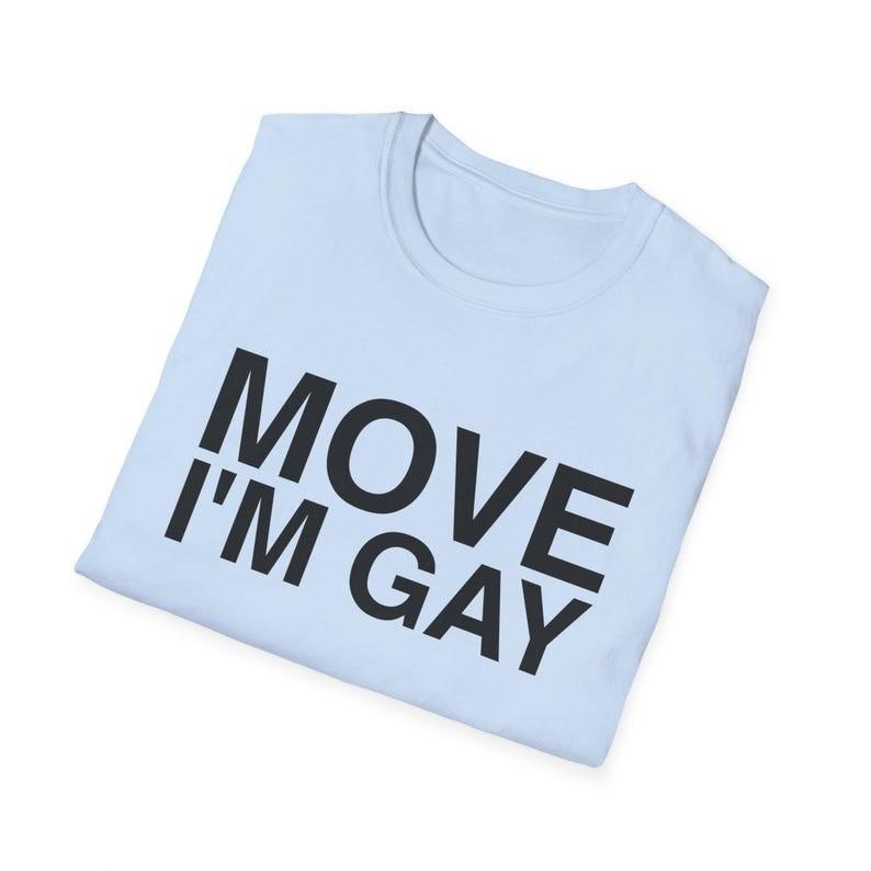 เสื้อยืดตลก LGBTQ Meme - "MOVE I'M GAY" Joke Tee เกาหลี ใส่สบาย น่ารัก (ของขวัญ)