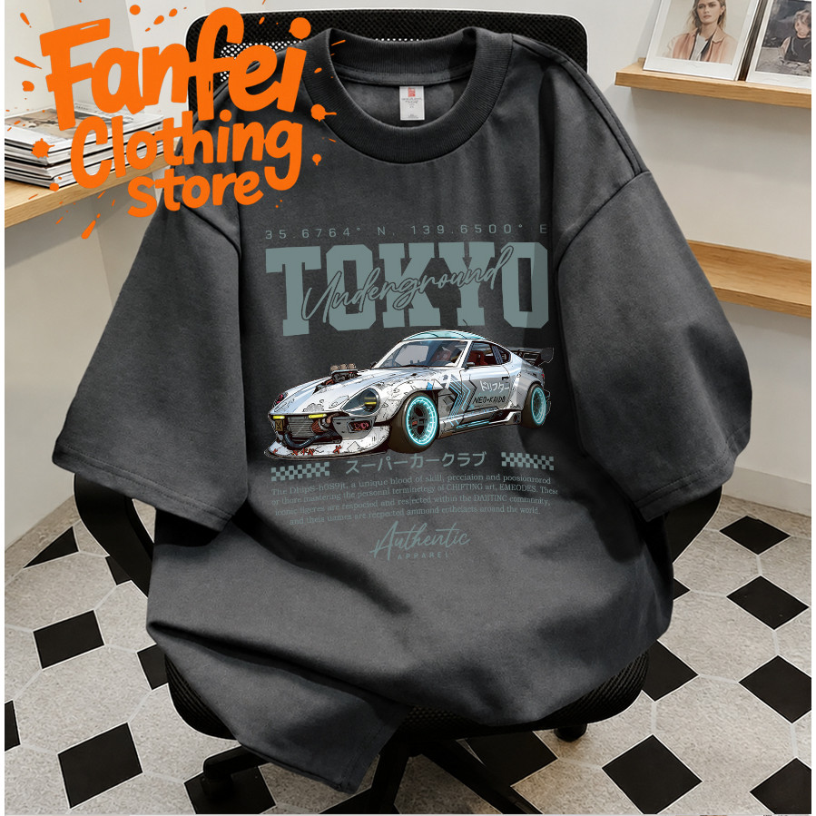 COD จัดส่งตลอด 24 ชั่วโมง Fanfei เสื้อคอกลมเทาเข้มลายโตเกียวรถแข่งเรโทรไซเบอร์พังก์คอรถแข่งอนิเมะ