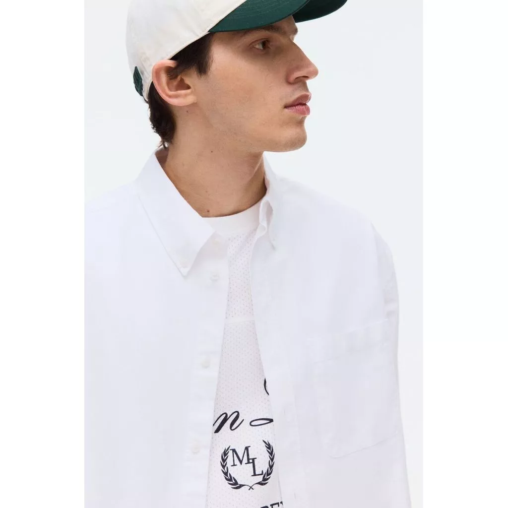 H&M(เอชแอนด์เอ็ม) เสื้อเชิ้ตอ็อกซ์ฟอร์ดแขนสั้นทรงสบาย Men Relaxed Fit Short-sleeved Oxford shirt 1332299_1