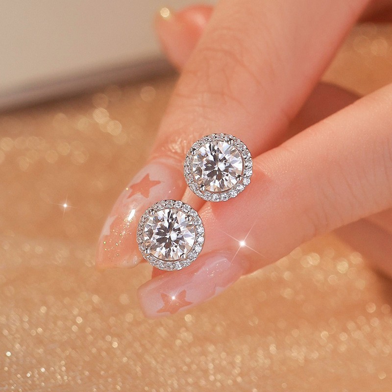 จริง Moissanite 1CT คลาสสิกรอบตัดสีขาว D สี่ง่ามต่างหูสตั๊ด Gold-Plated การรับรอง GRA สําหรับหมั้นงา