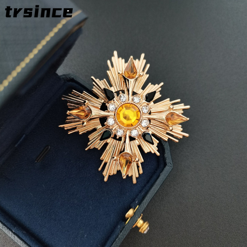 เข็มกลัดวินเทจสีทองประดับคริสตัล สำหรับเสื้อยกทรงของผู้ชายหรูหรา