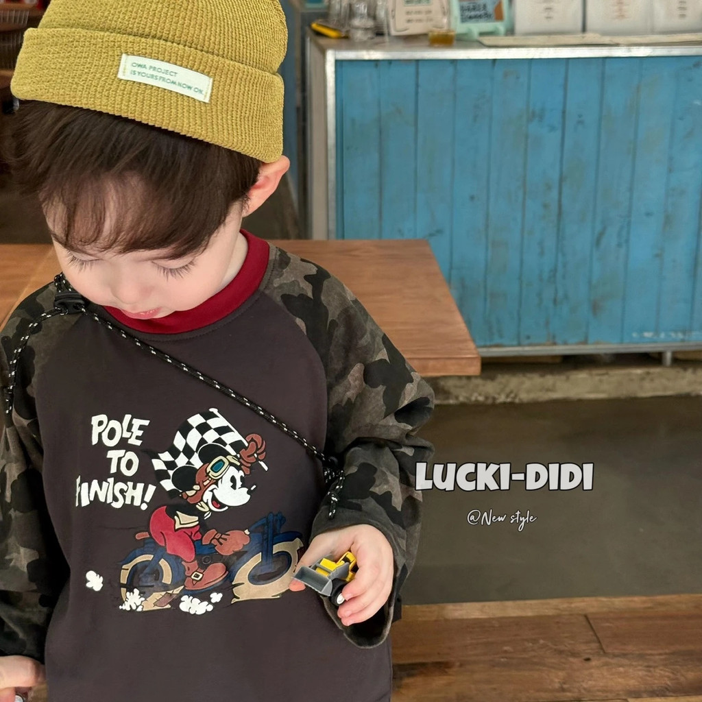 Han Fan เสื้อยืดฤดูใบไม้ร่วงชาย 2025 แฟชั่นเด็กการ์ตูน Mickey Camouflage การจับคู่สีเสื้อยืดแขนยาวอินเทรนด์เมล็ดข้าวเด็กผลิตภัณฑ์