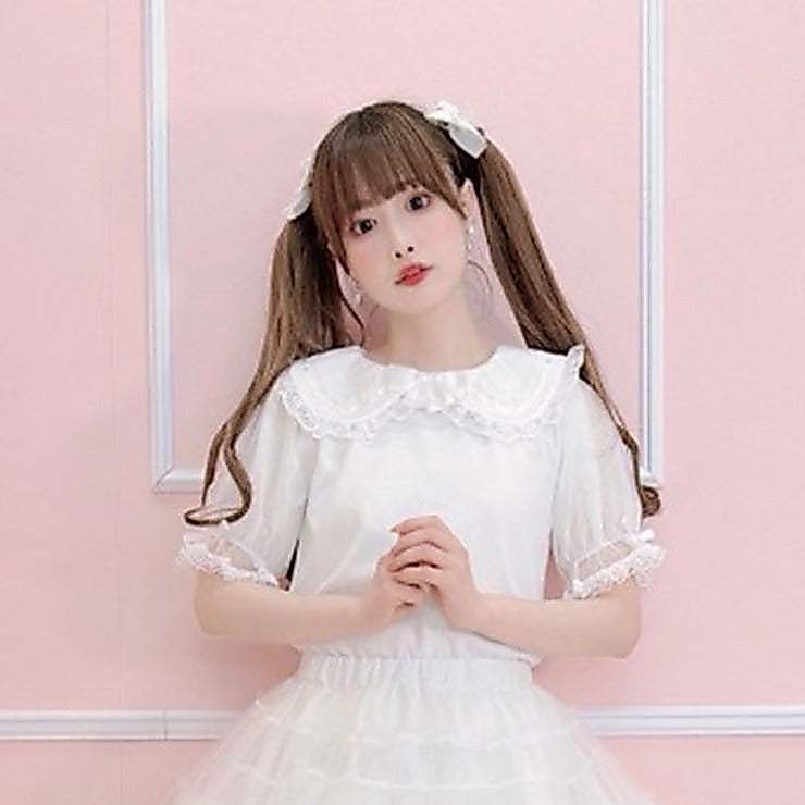 Majoretty x まゆろん (Mayuron) เสื้อบลูส์คอปกตุ๊กตาแต่งลูกไม้ เติมลุคหวานละมุนแบบสาวญี่ปุ่น