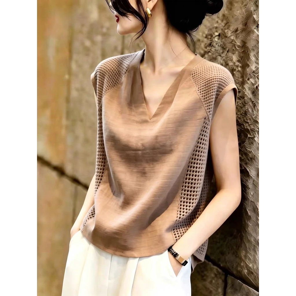 สไตล์ใหม่สีกาแฟด้านบนเกาหลีรุ่นลดอายุ 2026 ฤดูร้อนผู้หญิง V คอ Commuter สไตล์แขนกุด Hollow Slimmer ด