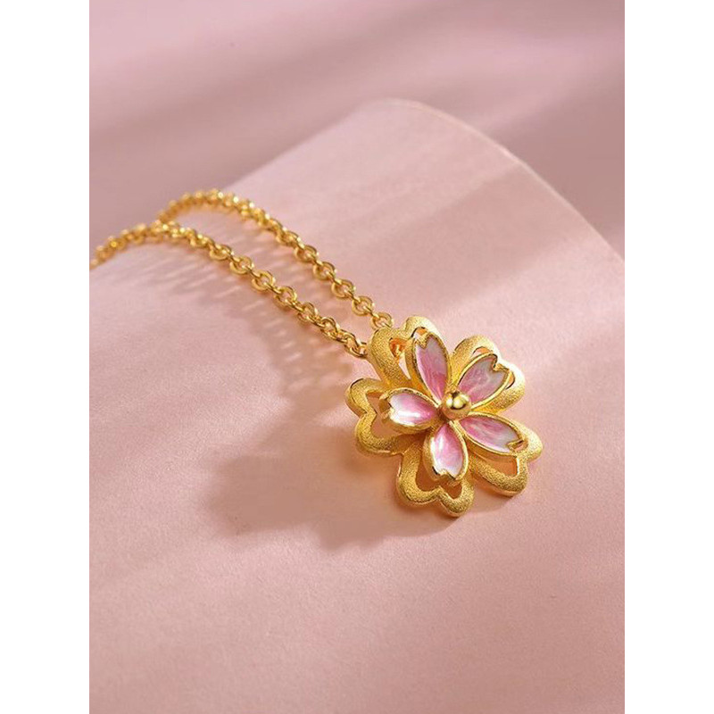 Qixi Sand Gold Peach Blossom สร้อยคอน่ารักสีชมพูสาว Peach Blossom จี้ทองเหลือง Gold-Plated Peach Blo