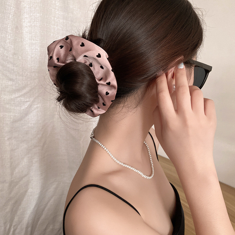 แหวนติดผมลายจุดรูปหัวใจผ้าซาตินเครื่องประดับผม Scrunchie อ่อนโยนและหลากหลาย ราคา ถูกที่สุด ดีลบีเคเค แกลเลอรีภาพที่ 3