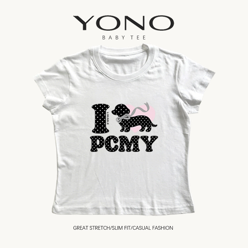 (พร้อมส่ง24ชม.) YONO. Baby Tee สีขาว ลายตัวอักษร I PCMY กับสุนัขดัชชุนด์ ทรงเข้ารูป สไตล์ขี้เล่น