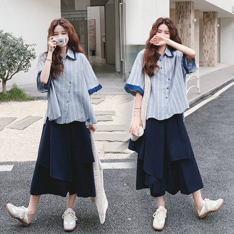 ชุดเซตผู้หญิง 2 ชิ้น เสื้อเชิ้ตแขนสั้นลายทางสไตล์เกาหลี + กระโปรงกางเกงสีน้ำเงิน ดีไซน์ไม่สมมาตร ทรงสวย ใส่สบาย แฟชั่นหน