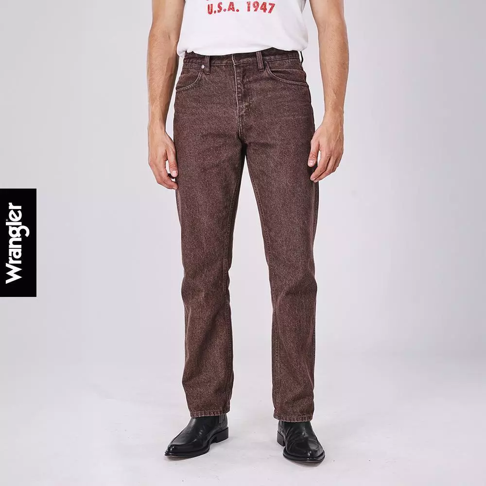WRANGLER กางเกงยีนส์ผู้ชาย คอลเลคชั่น Beyond Denim เอวกลาง ทรงตรง รุ่น WR F126MMWZN28 สีน้ำตาล