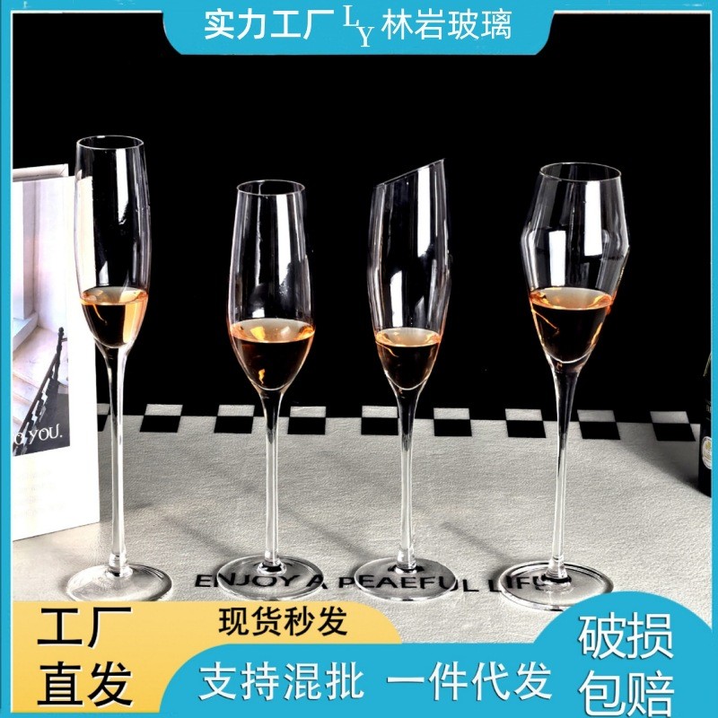 Stained Crystal Glass Goblet แก้วแชมเปญ Red Rod พื้นหลังสีดํา Goblet