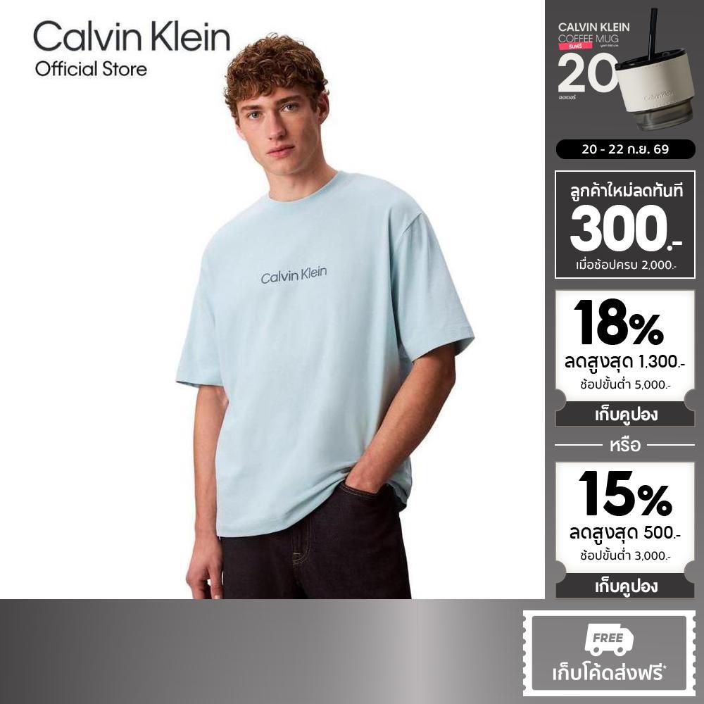CALVIN KLEIN เสื้อยืดคอกลมแขนสั้นผู้ชาย Standard Logo ทรง Relaxed รุ่น 40HM228 CJ9-สี Light blue